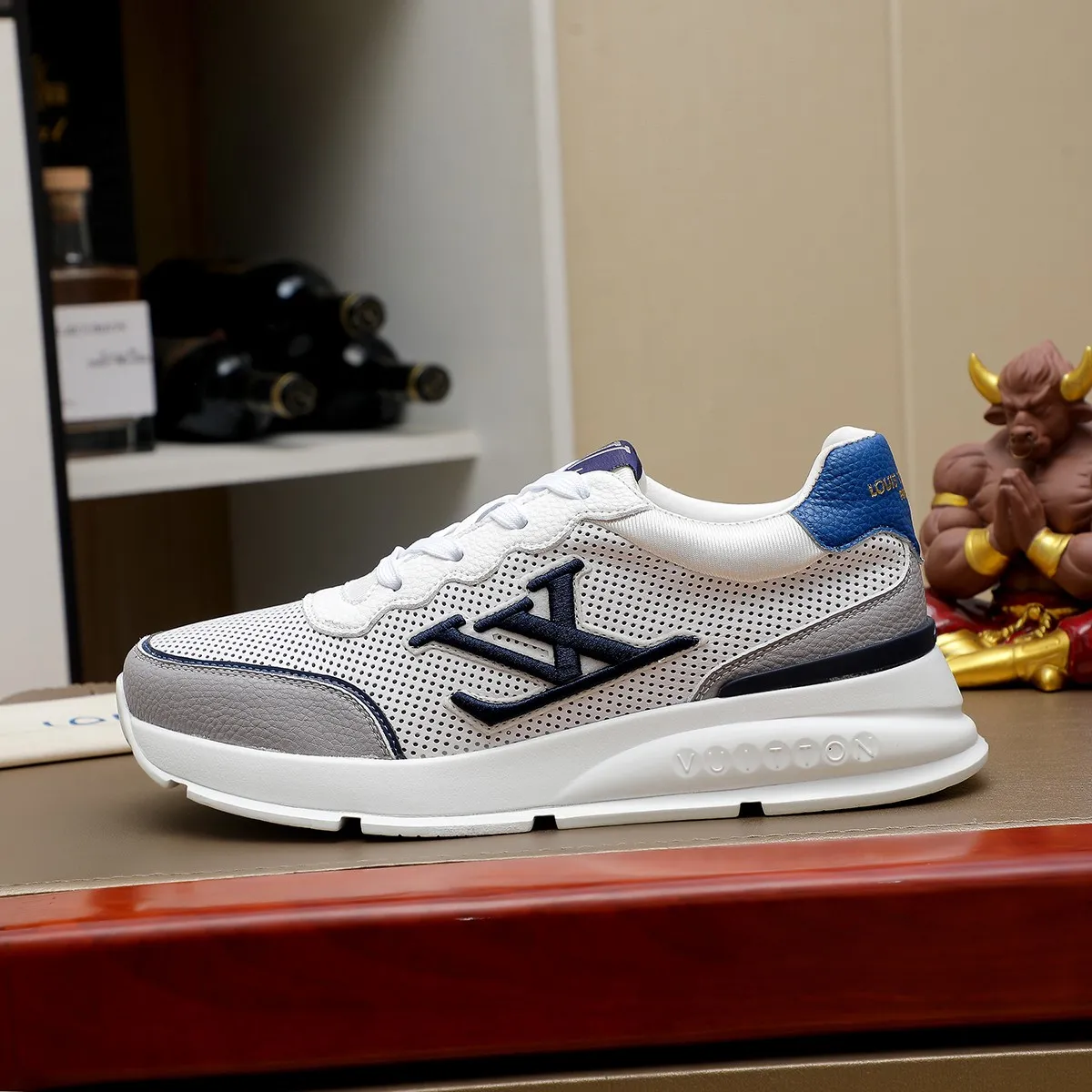 Ex-factory price: 440¥🌹🌹[LV Louis Vuitton] new low-top casual men's shoes. A must-have for fashionable men, new products are released in Hong Kong counters [strong], big-name style, European and American masters strongly create unique styles, comfortable on the feet, super soft outsole, super wear-resistant. Gives people a strong visual impact. Material: imported first-layer cowhide leather upper ➕rubber non-slip outsole, rubber graphics matching, 38 to 44